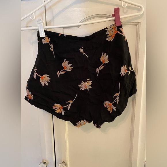 Floral wrap shorts - Picture 3 of 4